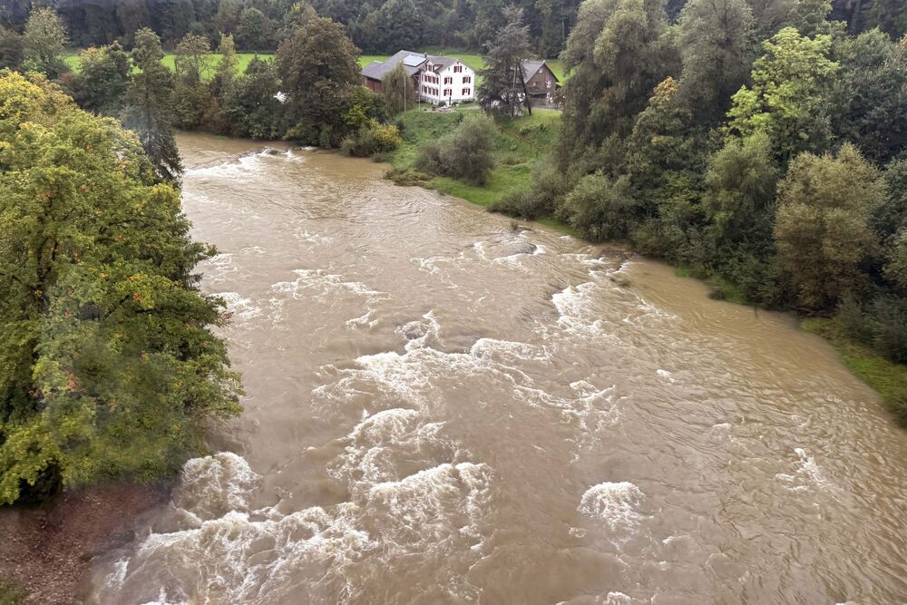Am 23. und 24. September gab es viele gewittrige Niederschläge über der Schweiz. Am 25. September führte die Thur in Schwarzenbach SG viel Wasser, das braun gefärbt war. (Foto: Andreas Walker)